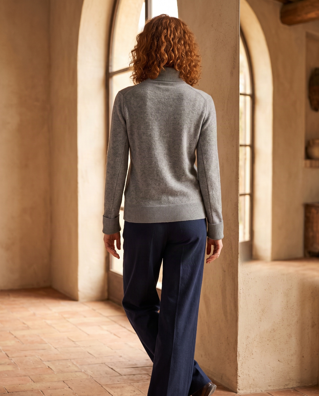 kaschmir rollkragenpullover von hinten